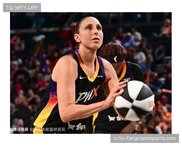 特写瞬间：终场哨响，戴安娜·陶乐西与苏·伯德在场边长时间拥抱交谈